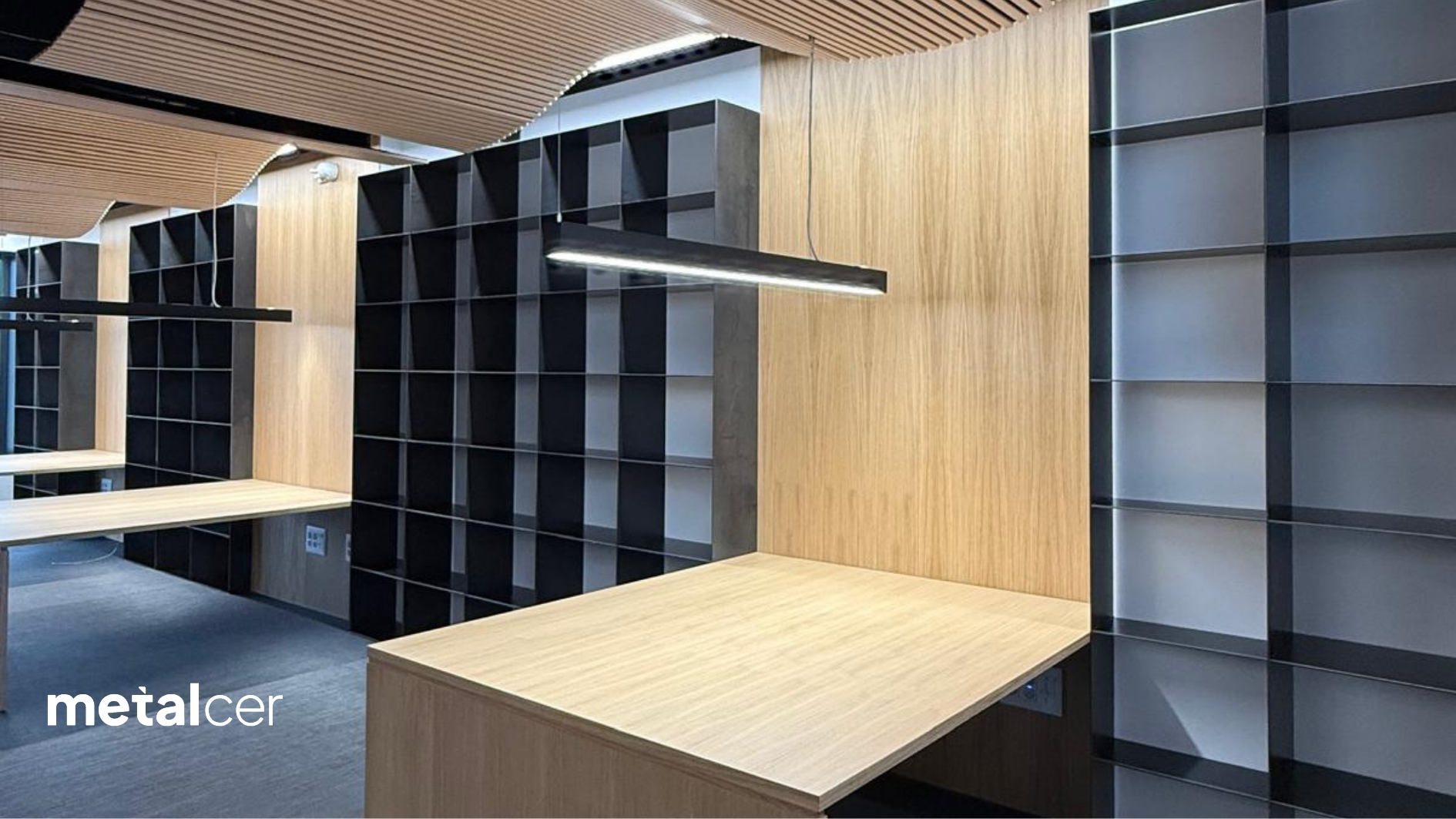 Estanterías metálicas en chapa de 5 mm: estructura, precisión y carácter en un proyecto de oficinas